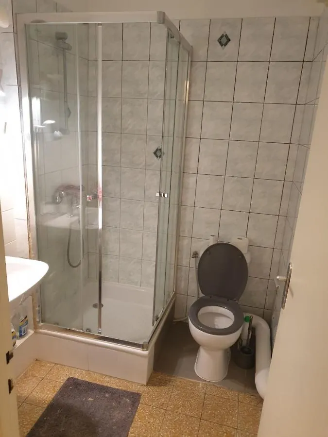 Seaside Tram Haven: Budget-Friendly Room with Kitchen and Views Nice Bed & Breakfast