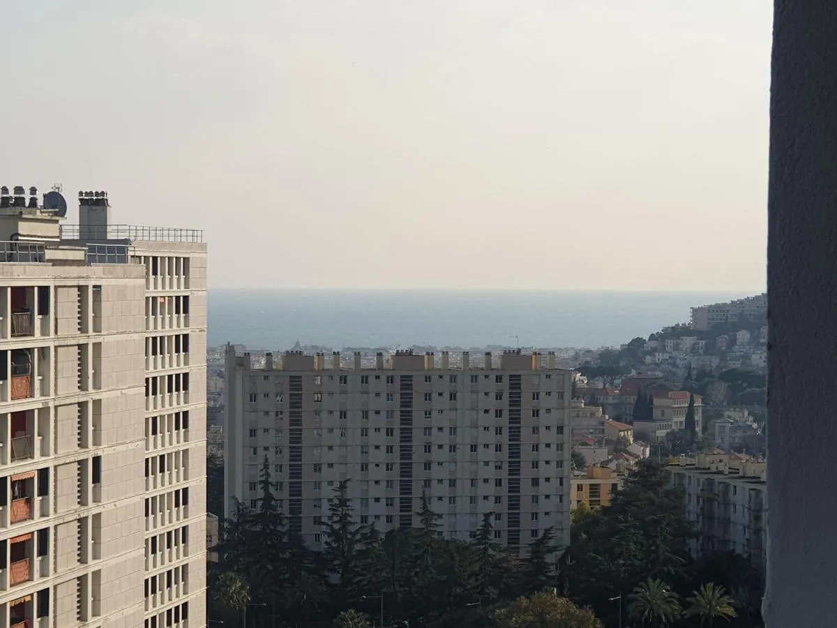 Seaside Tram Haven: Budget-Friendly Room with Kitchen and Views Nice