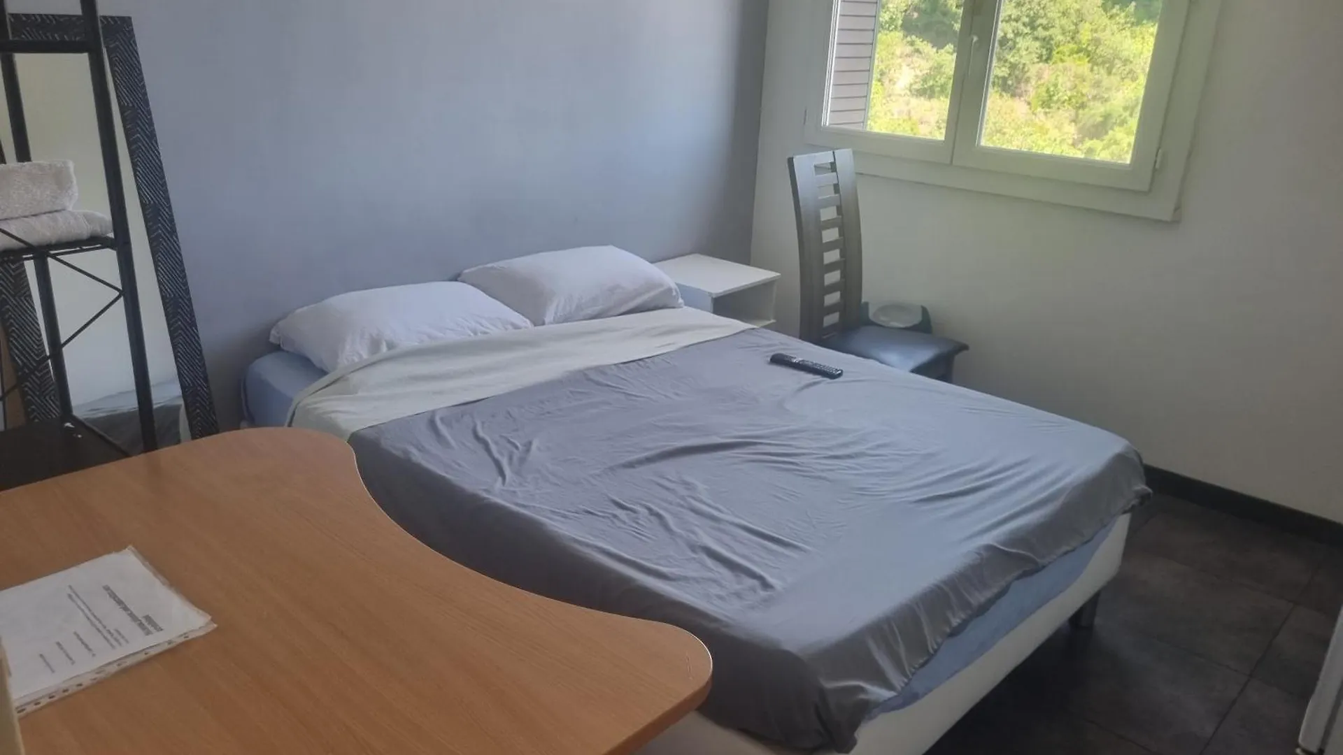 Seaside Tram Haven: Budget-Friendly Room with Kitchen and Views Nice France