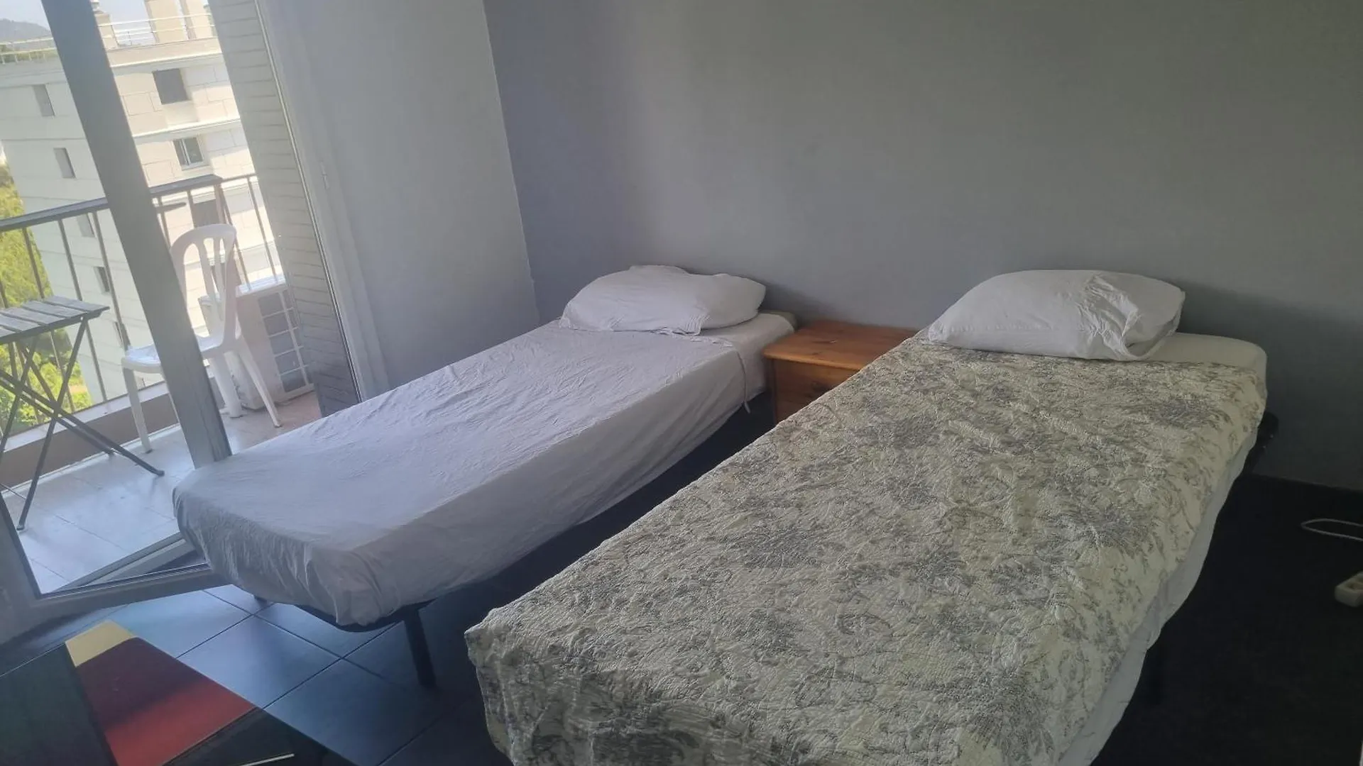 Seaside Tram Haven: Budget-Friendly Room with Kitchen and Views Nice Bed & Breakfast