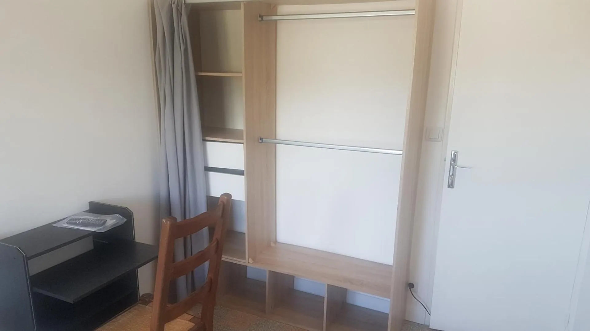 Seaside Tram Haven: Budget-Friendly Room with Kitchen and Views Nice France