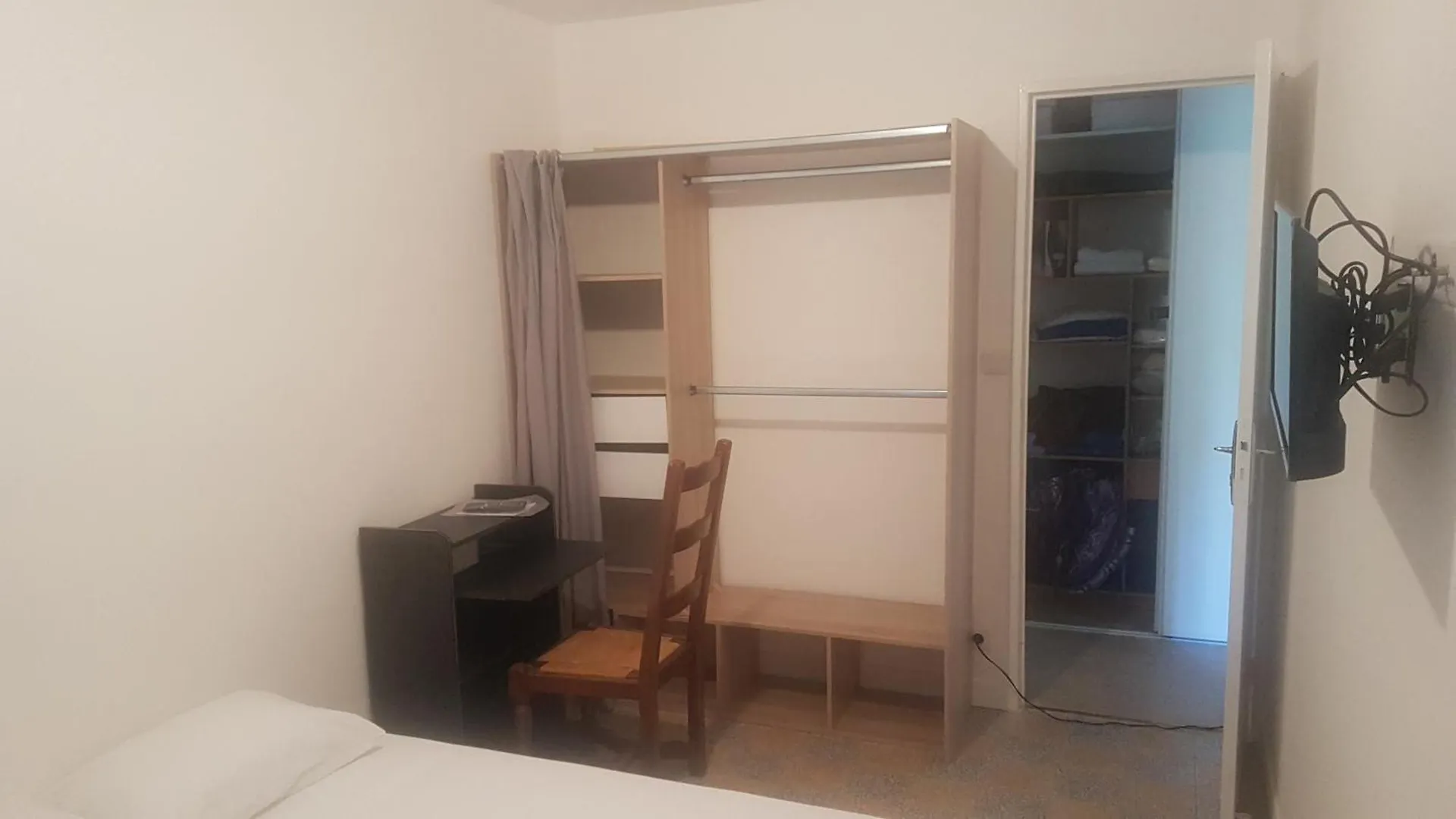 Seaside Tram Haven: Budget-Friendly Room with Kitchen and Views Nice