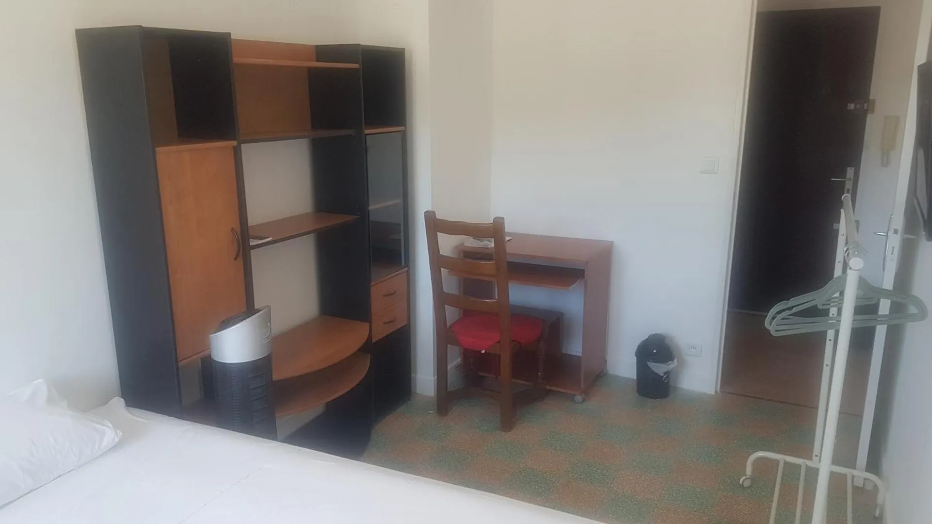 Bed & Breakfast Seaside Tram Haven: Budget-Friendly Room with Kitchen and Views Nice France