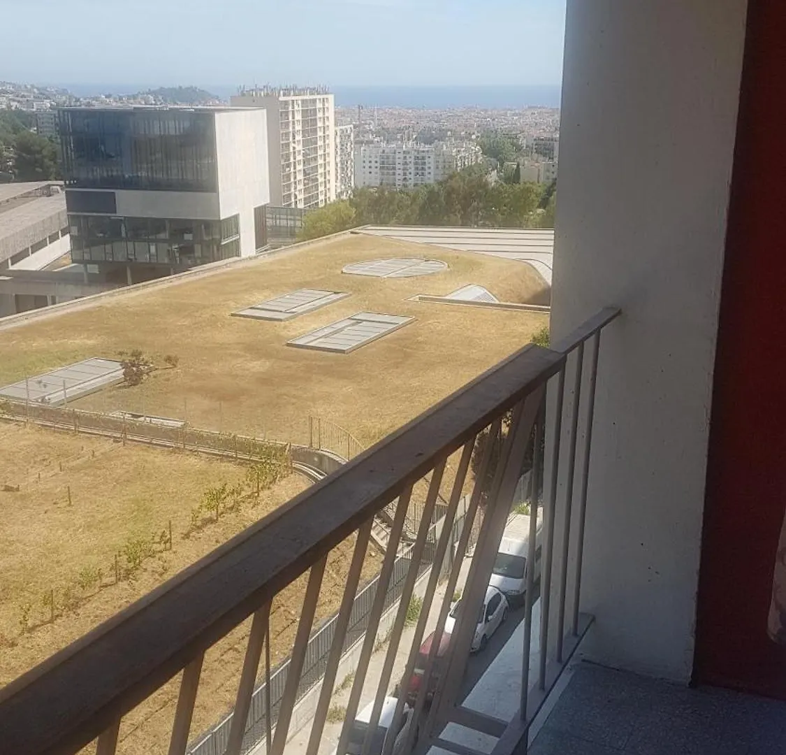 Seaside Tram Haven: Budget-Friendly Room with Kitchen and Views Nice